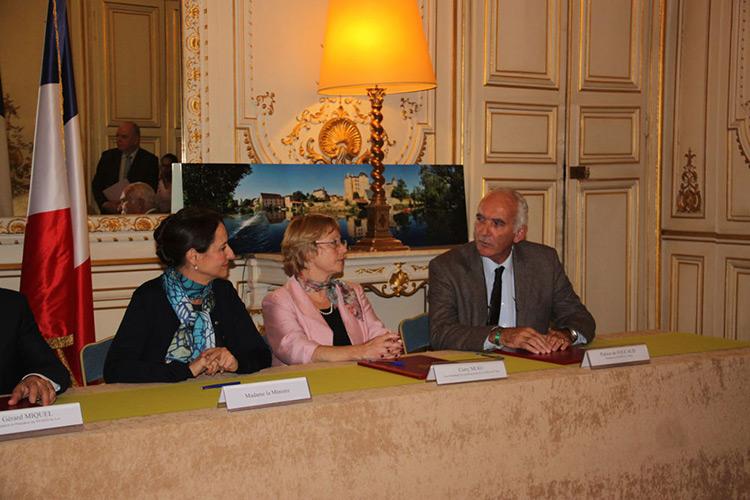 Ségolène Royal, Ministre du développement durable, et Patrice de Foucaud, Président du SIVERT, lors de la signature du prêt « croissance verte », le 25 novembre 2014